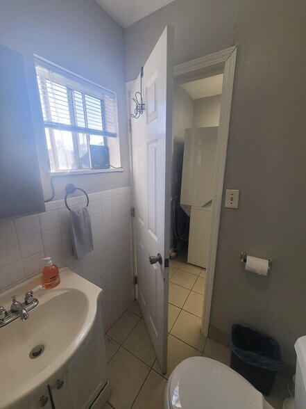 Building Photo - 4328 E Myrtle St