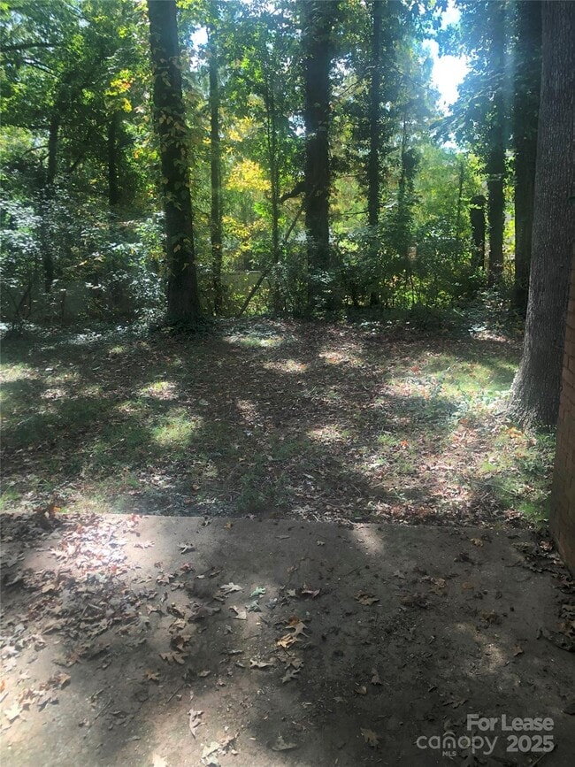 Building Photo - 622 Camrose Dr