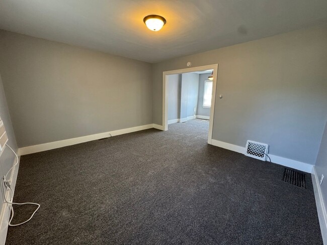Building Photo - For Rent – Pet-Friendly 2 Bed, 1 Bath Town...