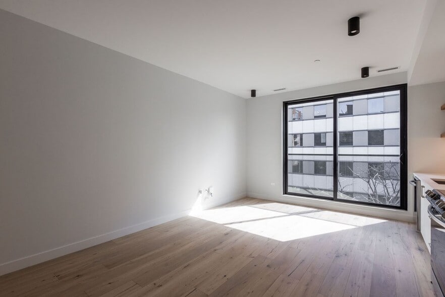 Building Photo - 1700 Oak Ave