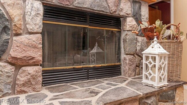 Building Photo - AVAILABLE - Waterfront Home!