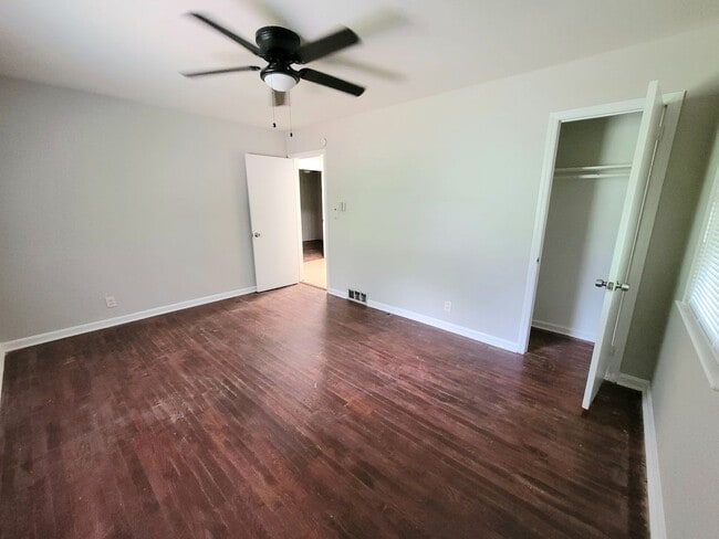 Building Photo - Charming 3 Bedroom Home Just Outside Uptown!