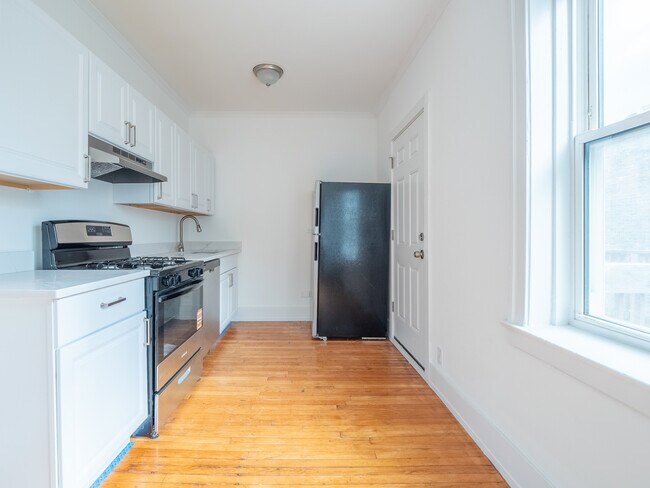 Building Photo - 7369 N Damen Ave