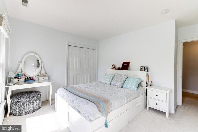 Building Photo - 2945 Oakton Knoll Ct