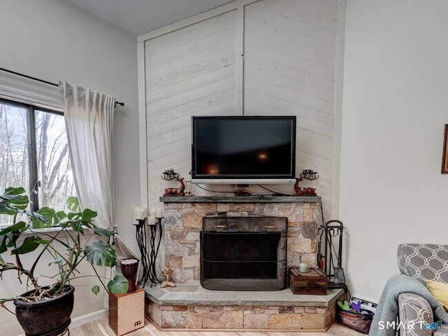 Building Photo - 355 Ledge Dr