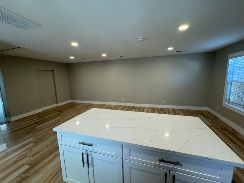 Building Photo - 329 E 25th St