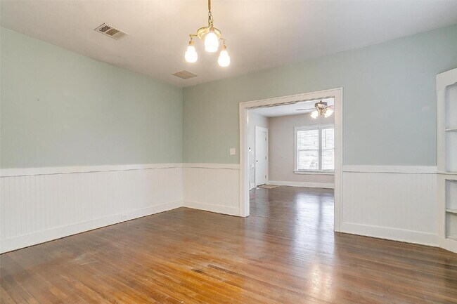 Building Photo - 2 bedroom Duplex in Ryan Place on Large Corner Lot