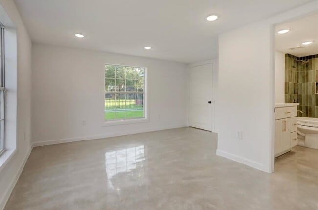 Building Photo - 808 Oakhurst St