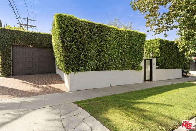 Building Photo - 7416 Rosewood Ave