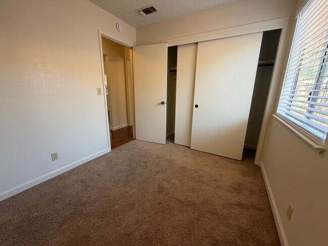 Building Photo - 2813 Pepper Oaks Dr