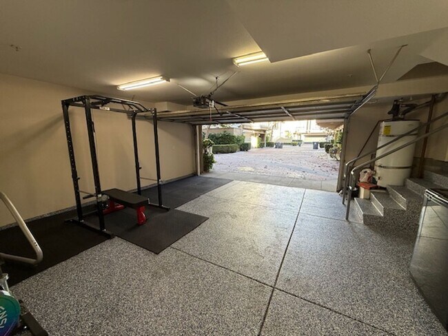 Building Photo - Condo in highly sought-after Vantage Commu...