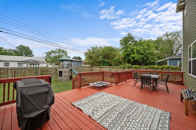 Building Photo - Spacious 6-Bedroom Home with Private Backy...