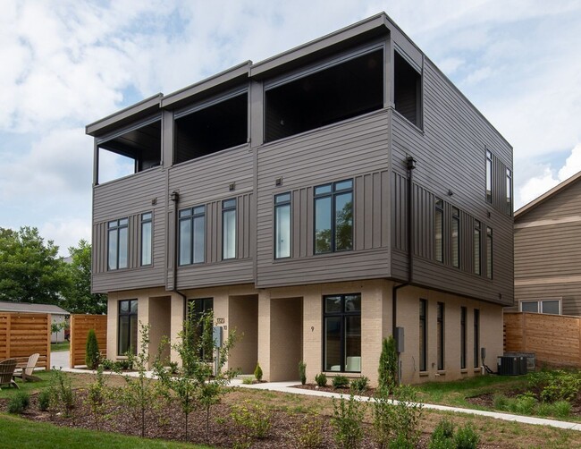 Building Photo - Stunning End Unit Townhome in Salemtown