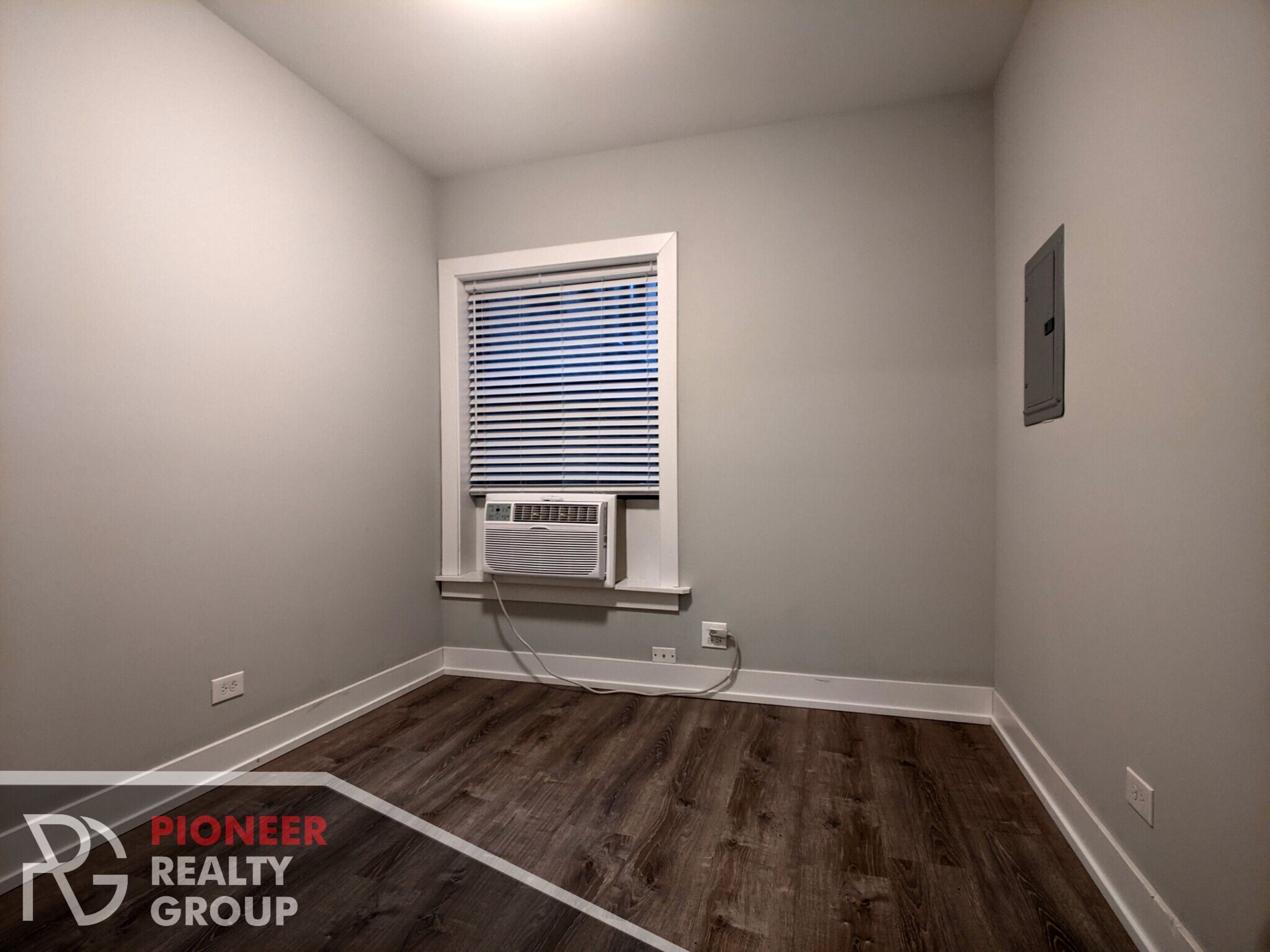 Building Photo - 711 W Brompton Ave