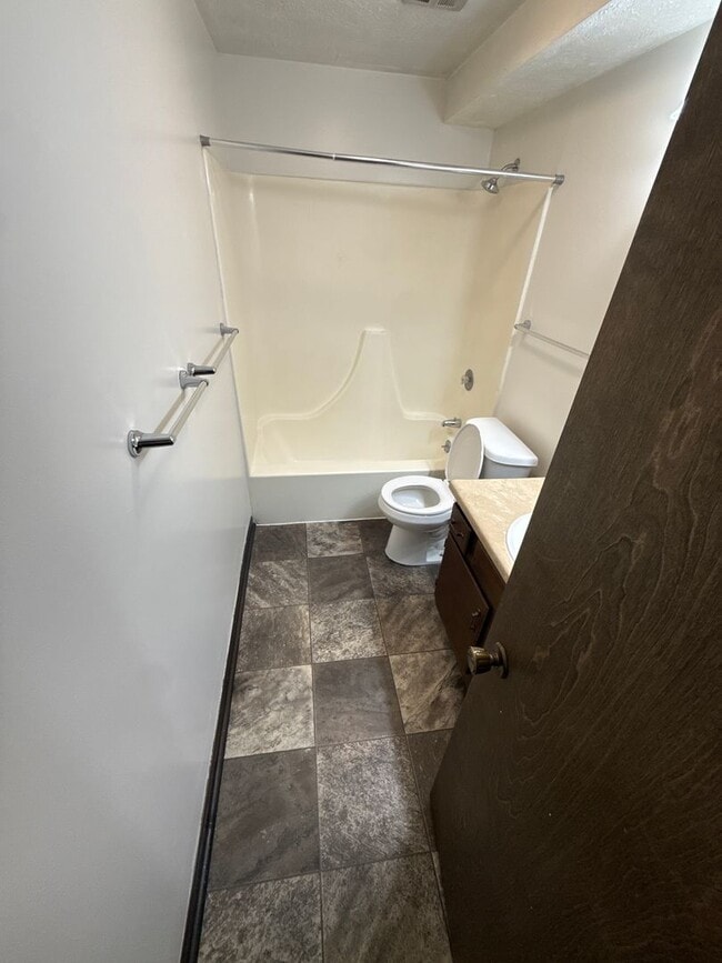 Building Photo - Spacious 2-bedroom, 1-bath lower-level duplex