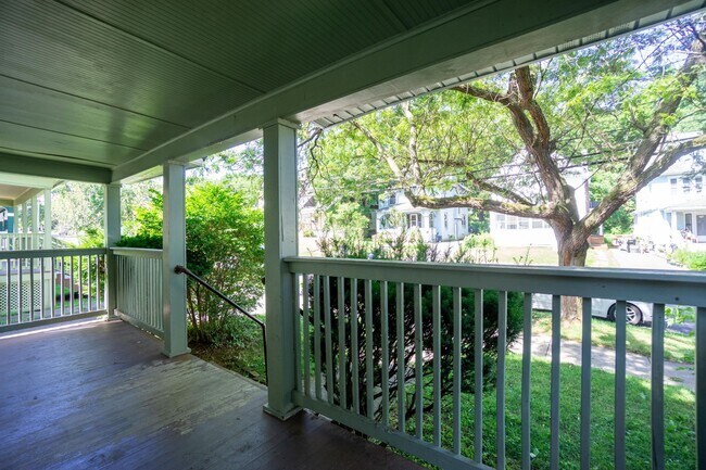 Building Photo - AVAILABLE 7/1/26 - Spacious Single Family ...