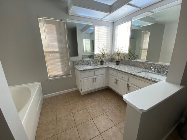 Building Photo - Gorgeous 5+3 On Cul-De-Sac