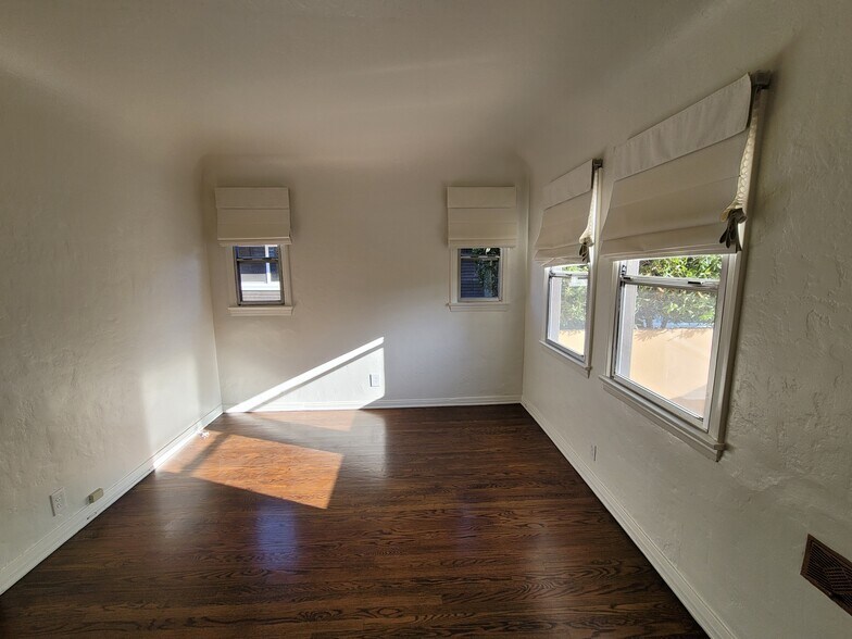 Building Photo - 1558 S Carmelina Ave