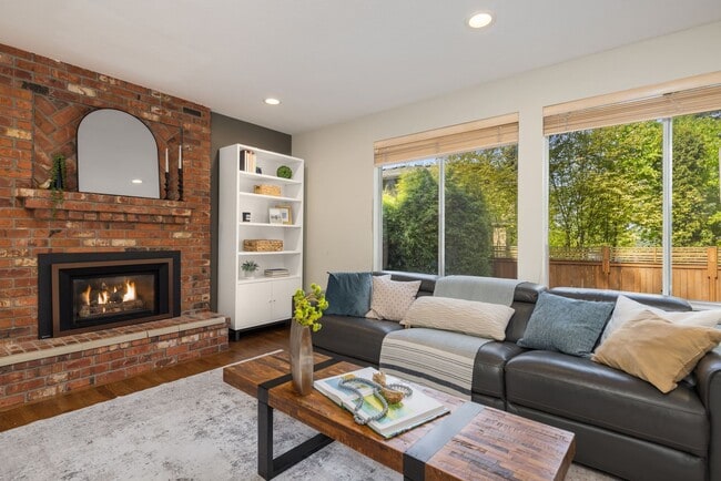 Building Photo - Beautiful home with 5 beds, 3.5 baths for ...