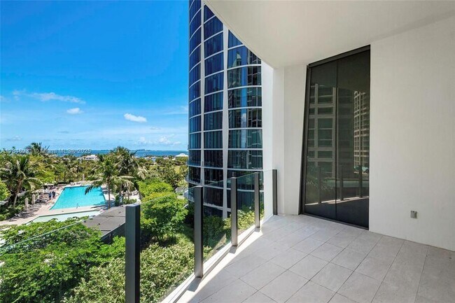 Building Photo - 2821 S Bayshore Dr