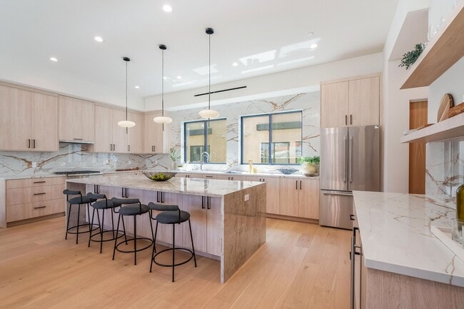 Building Photo - 1859 Barry Ave