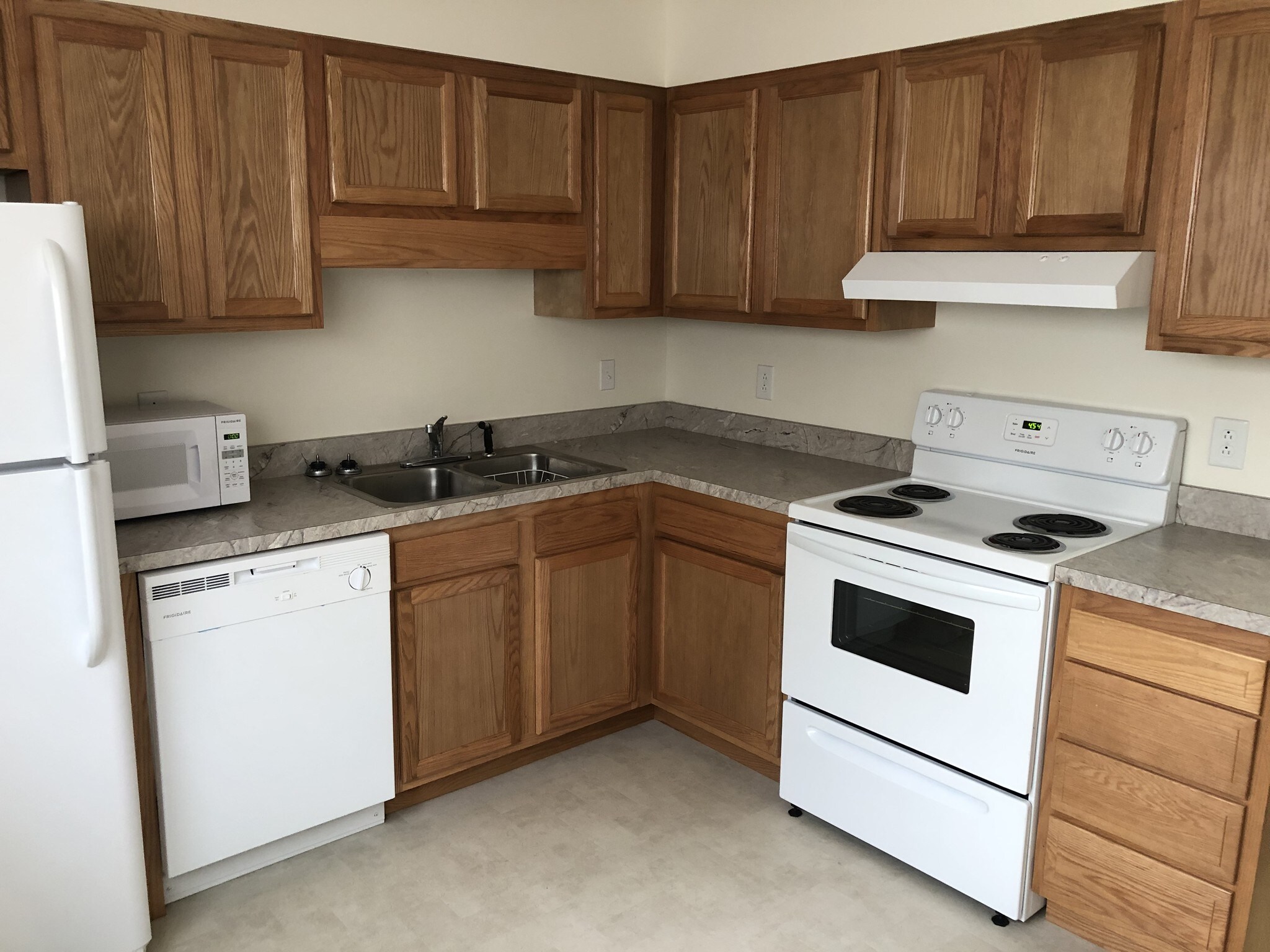 Kitchen - 101 Colonial Oaks Dr