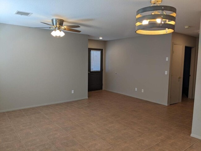 Building Photo - 4105 N Montezuma Ave