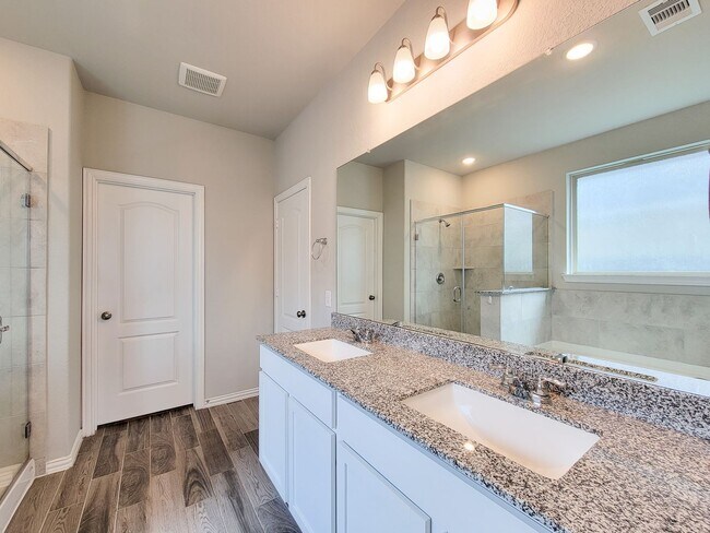Building Photo - Quiet Cul De Sac! Tray Ceiling in Family & Primary suite. Wood Like Tile, Modern Gray Walls, Grea...