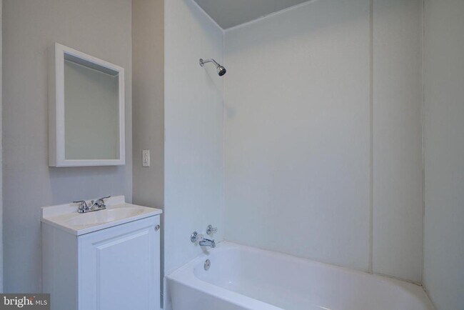 Building Photo - 2069 E Monmouth St