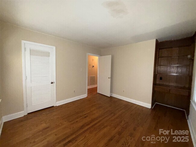 Building Photo - 925 Perth Rd