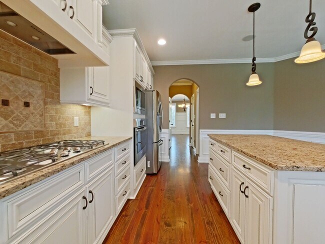 Building Photo - Estate STYLE home with pool and basement i...