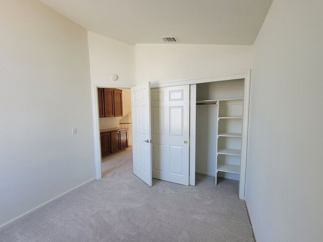Building Photo - Lovely and Spacious 4-bedroom Beauty in De...