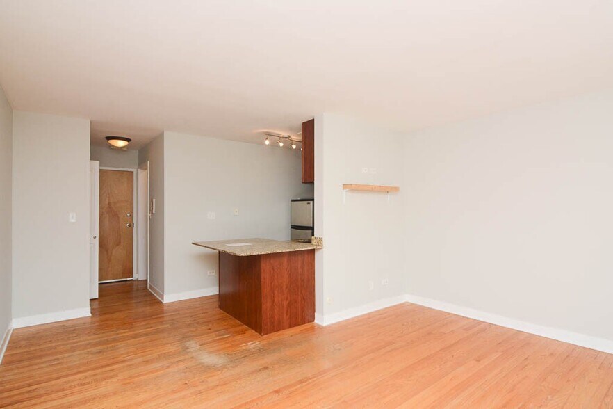 Building Photo - 628 W Wrightwood Ave