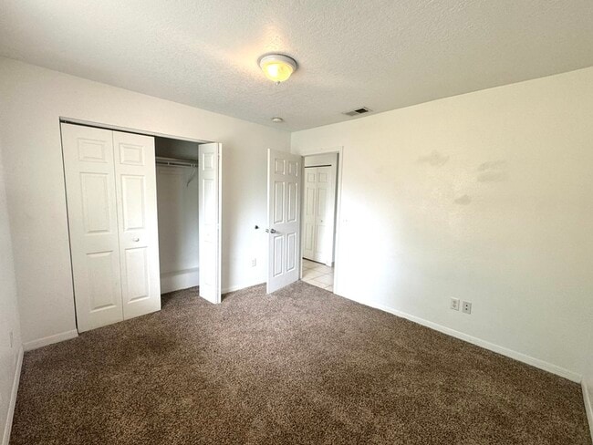 Building Photo - 212 E Cypress St