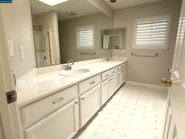Building Photo - 600 Bourne Ct