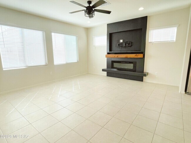 Building Photo - 866 E Artesia Pl