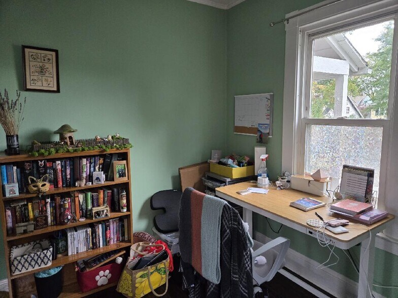 Second floor room (available) - 27 Walkley Rd