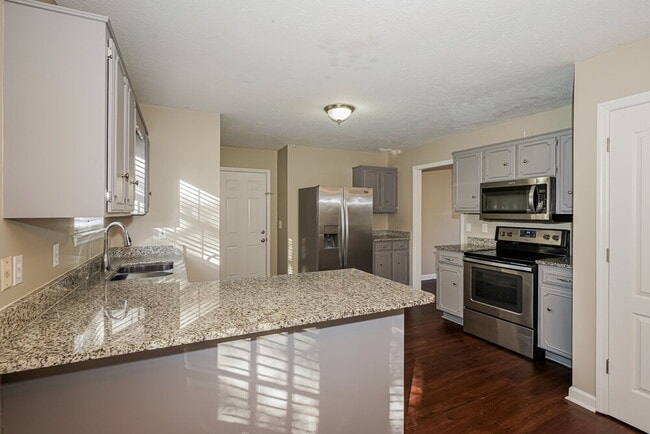 Building Photo - 642 Knollwood Dr