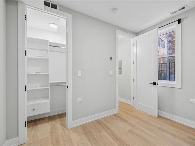 Building Photo - 2818 W Fletcher St