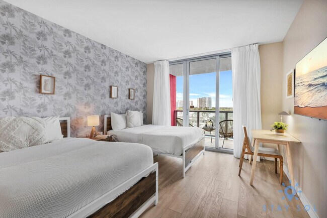 Building Photo - 2602 E Hallandale Beach Blvd