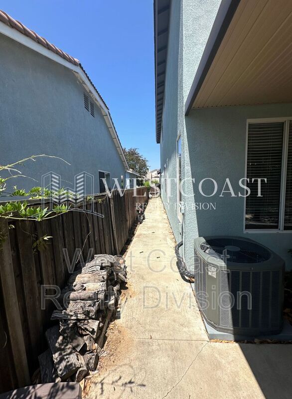 Building Photo - 26719 Evergreen Ave