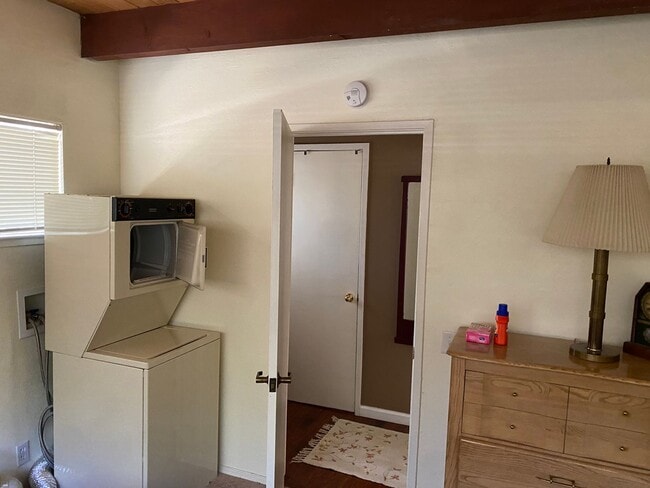 Building Photo - Seasonal Furnished or Long Term rental