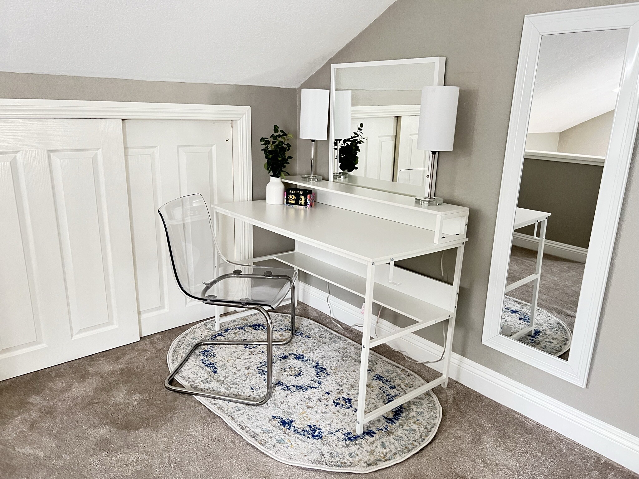 Desk/workspace - 1905 Windmill Cir