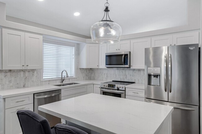 Building Photo - 4 Bedroom/2 Bathroom Remodeled home with S...