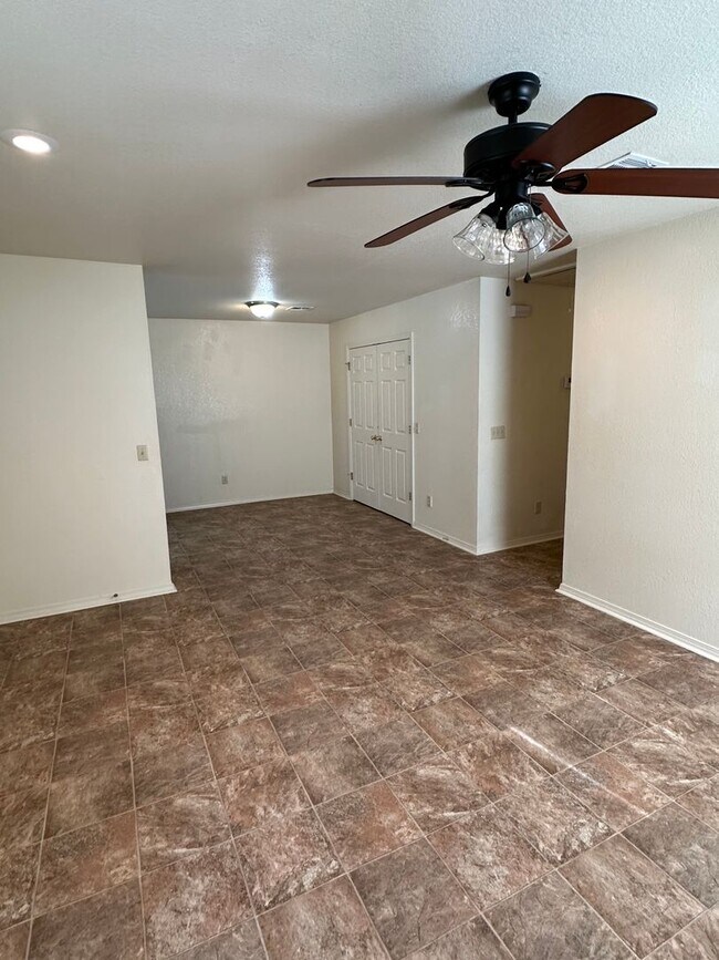 Building Photo - Nice 3 bedroom, 2 bath brick duplex