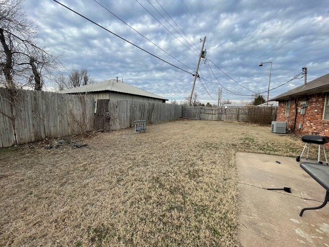 Building Photo - 2 Bed Duplex OKC- Move in Deposit-Free! (If Qualified)