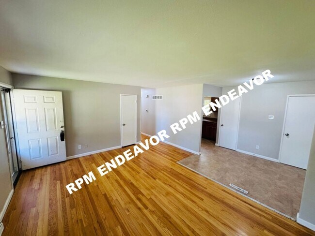 Building Photo - Just Hit the Market — Spacious Layout + Basement Space in St. Louis, Housing Choice Voucher Accep...