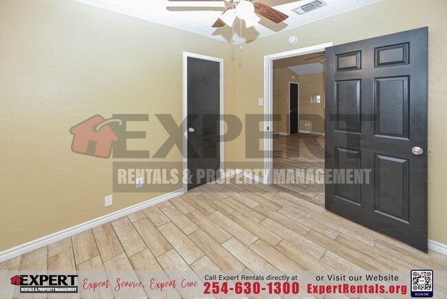 Building Photo - Charming Corner Lot Retreat: 3-Bedroom Hav...