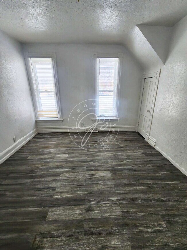 Building Photo - 4 bed 2 bath home with over 1600 Sq Feet!