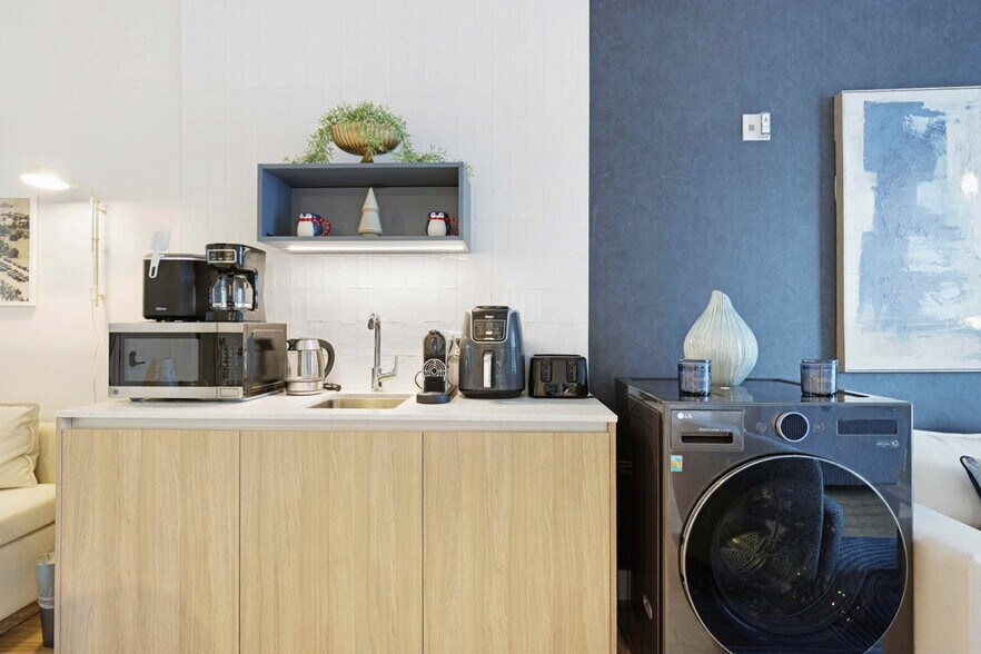 Building Photo - 601 NE 1st Ave